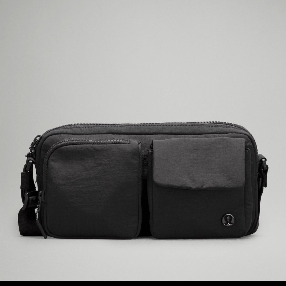 NWT Lululemon multi-pocket crossbody bag 2.5L